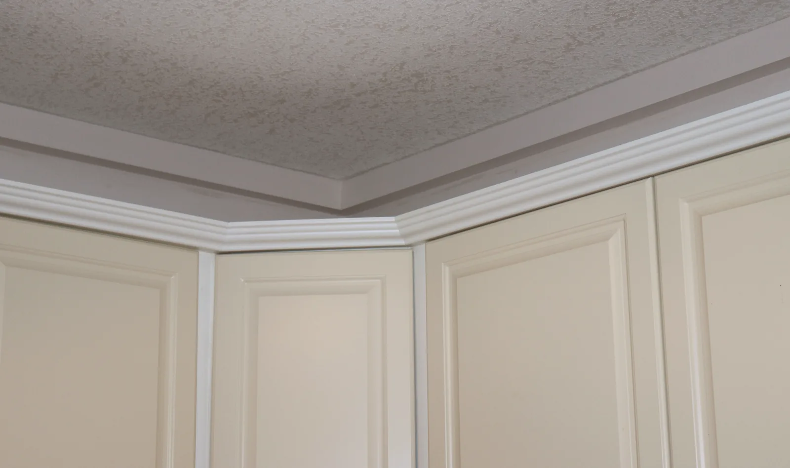 Plumbing Track enclosure integrated along the architecture of a room